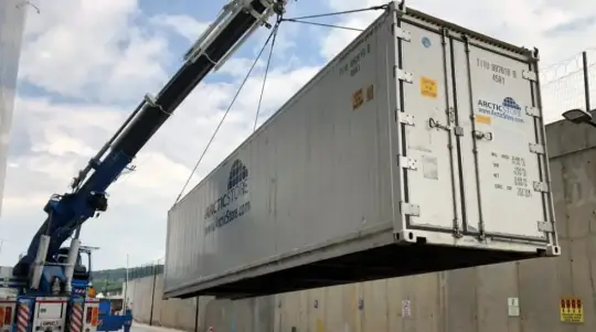 Temperature-controlleda ArcticStore containers installed on-site for carbon fiber storage at –18°C, supporting aerospace manufacturing and scalable cold storage capacity.