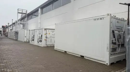 Temperature-controlleda ArcticStore containers installed on-site for carbon fiber storage at –18°C, supporting aerospace manufacturing and scalable cold storage capacity.