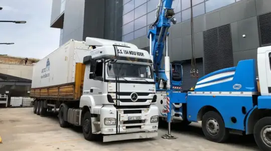 Temperature-controlleda ArcticStore containers installed on-site for carbon fiber storage at –18°C, supporting aerospace manufacturing and scalable cold storage capacity.